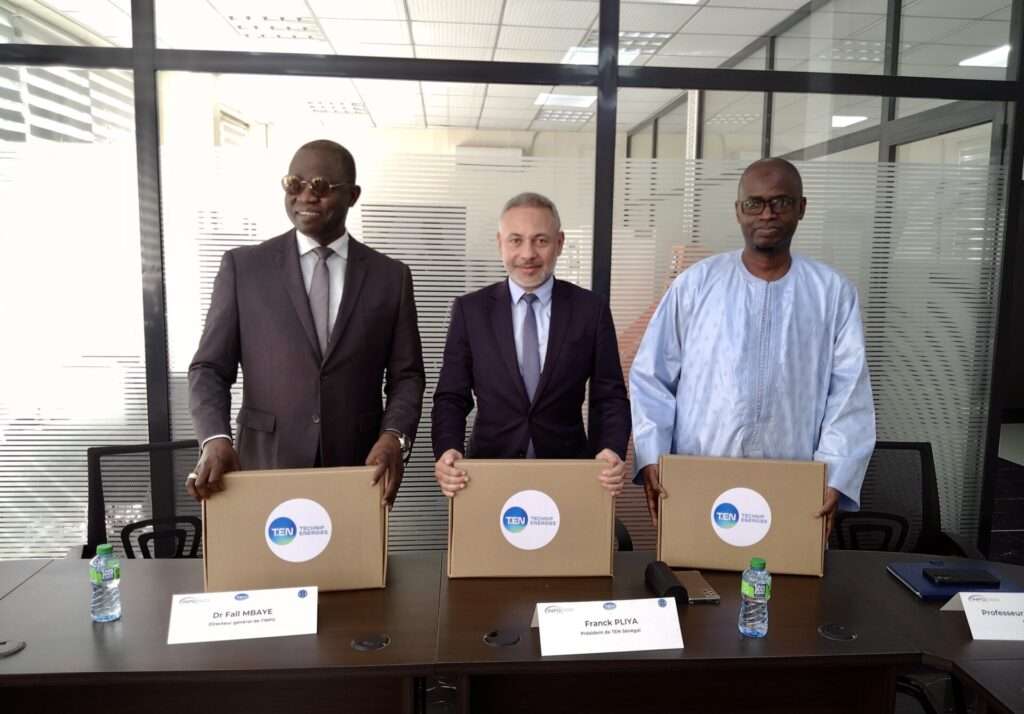 Cérémonie de remise de 50 ordinateurs offerts par Technip Energies